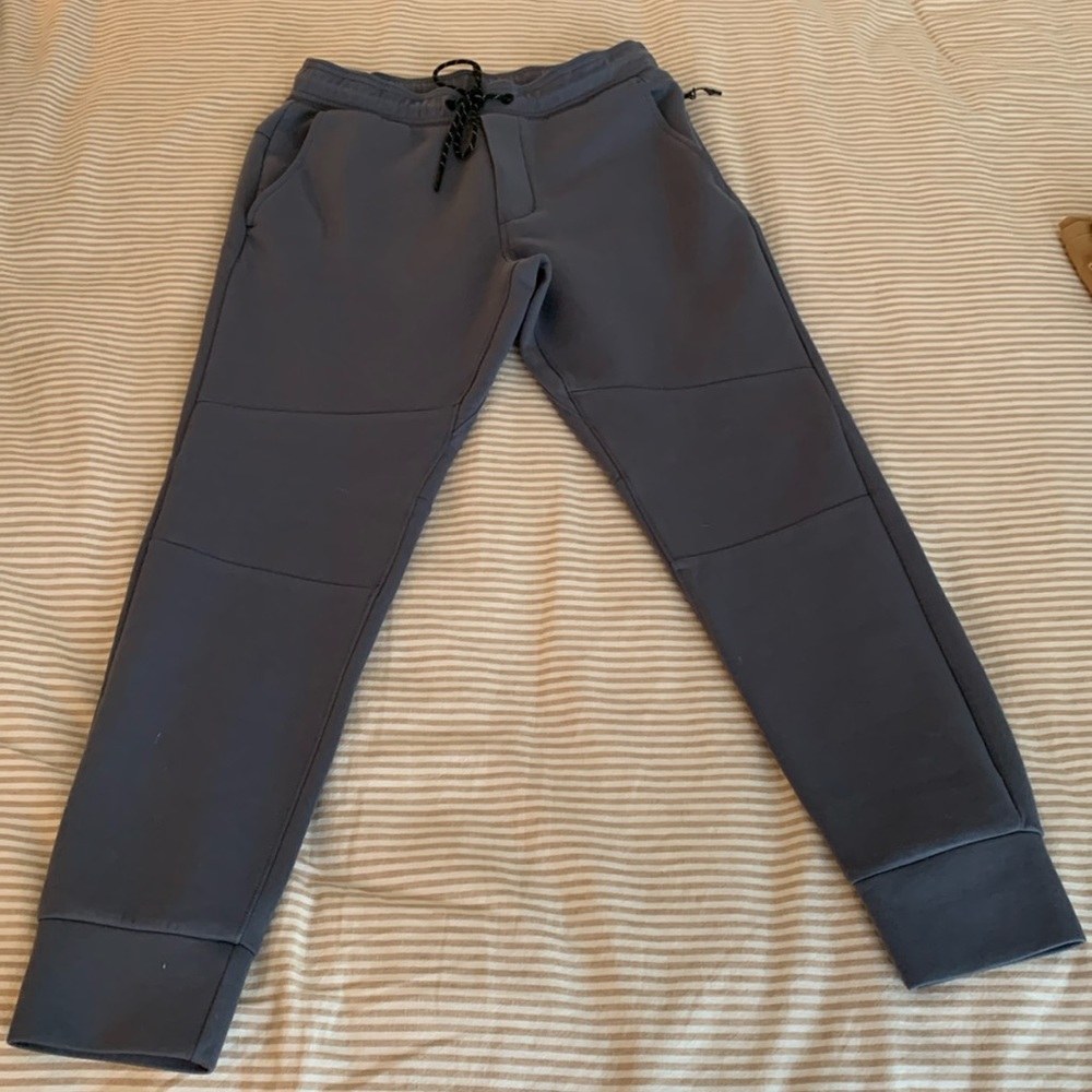 American Eagle blue men’s joggers, cuffed